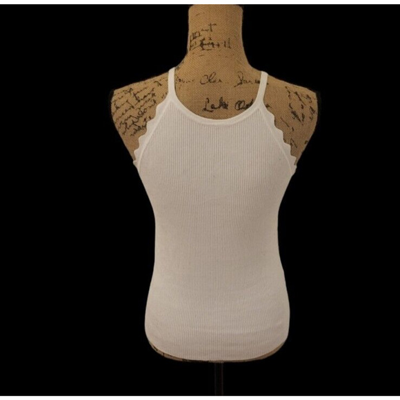 White cami top with small scallops, size small/medium - Picture 2 of 3
